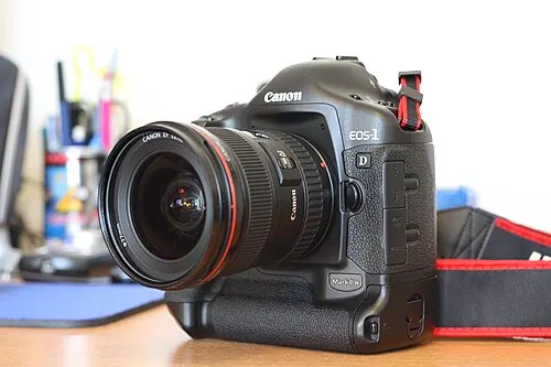 Canon EOS-1D Mark II N camera
