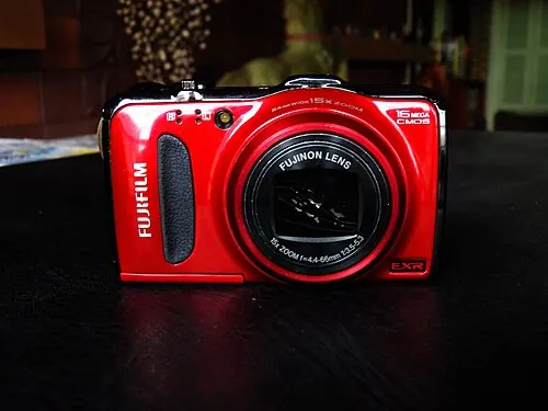 Fujifilm FinePix F550EXR camera