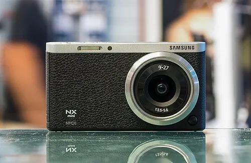 Samsung NX mini camera