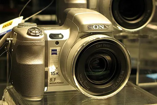 Sony Cyber-shot DSC-H7 camera